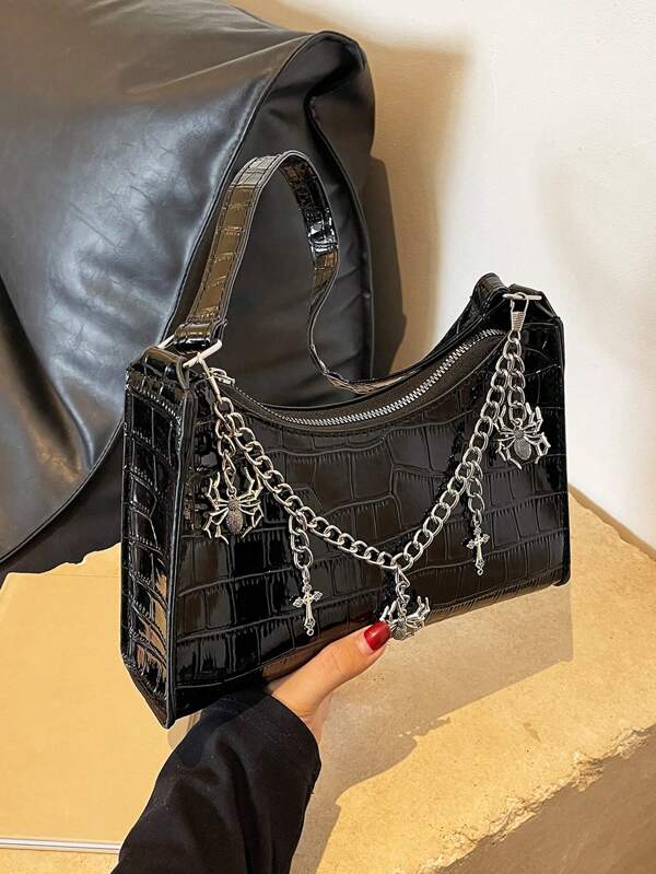 Bolsa de ombro de cor sólida em estilo crocodilo com decoração em corrente de aranha e cruz em estilo gótico, essencial para mulheres e bolsa de estilo roqueiro para mulheres.