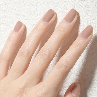 霧面天鵝絨質地噴砂指甲油套裝,採用快干水性配方,呈現白色效果,無需烘烤