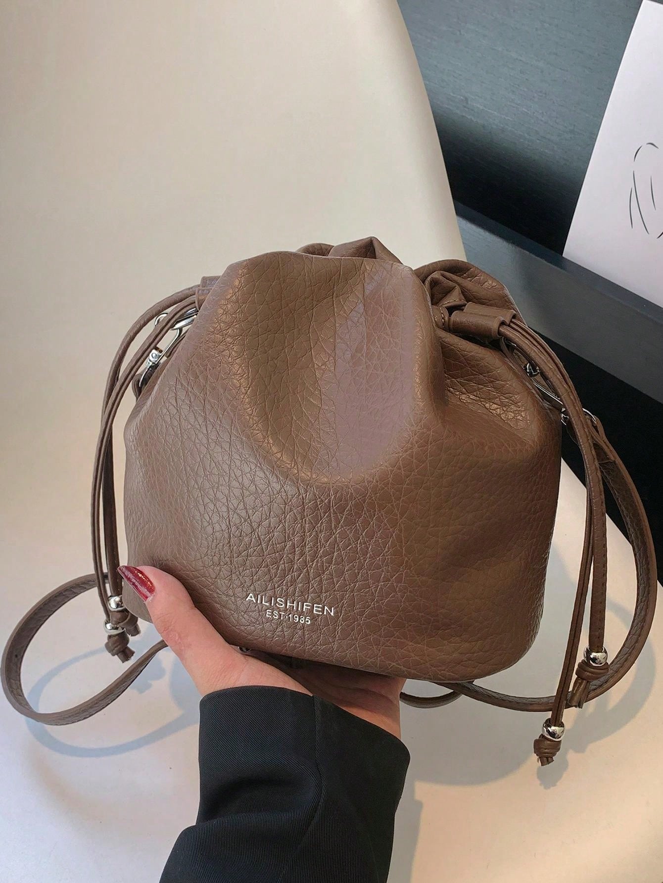 zwxqe Sac à dés, Pochette de Rangement avec Cordon de Serrage, Construction compacte en Cuir synthétique, intérieur de Protection Doux, Organiseur, idéal pour la Divination, Les réunions de Famille zwxqe Sac à dés, Pochette de Rangement avec Cordon de Serrage, Construction compacte en Cuir synthétique, intérieur de Protection Doux, Organiseur, idéal pour la Divination, Les réunions de Famille