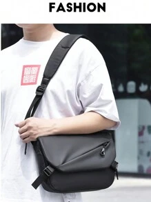 新款时尚休闲黑色防污防水封面设计，装饰扣和肩部拉链，宽透气肩带设计，多口袋斜挎包，容量大，适合工作、通勤、运动、健身、游泳、购物、休闲、周末度假、过夜、派对、聚会、节日礼物。大学包父亲节礼物夏季爸爸新生书籍返校多功能宿舍大学万圣节男士礼物圣诞节男士包书包学生包书包尖叫信使包男士秋季礼物 - 黑色 - 查看 3