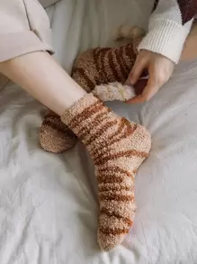 1雙女式膝上長襪,帶有貓尾巴和矽膠防滑,珊瑚絨密織,保暖防寒,多種場合可穿,可愛的圓領袜子,適合冬季穿著