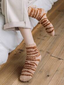 1雙女式膝上長襪,帶有貓尾巴和矽膠防滑,珊瑚絨密織,保暖防寒,多種場合可穿,可愛的圓領袜子,適合冬季穿著