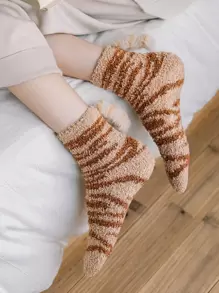 1雙女式膝上長襪,帶有貓尾巴和矽膠防滑,珊瑚絨密織,保暖防寒,多種場合可穿,可愛的圓領袜子,適合冬季穿著