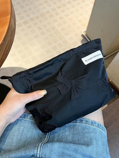 حقيبة مكياج سفر مطبوعة بالفيونكة، 1 قطعة سعة كبيرة حقيبة أدوات تجميل أزياء مقاومة للماء لحمام الاستحمام، حقيبة متعددة الوظائف لتنظيم مستحضرات التجميل، محفظة محمولة لتخزين أدوات المكياج والفرش والعناية بالبشرة والهاتف المحمول والعملات المعدنية، مناسبة للسفر والاستخدام المدرسي