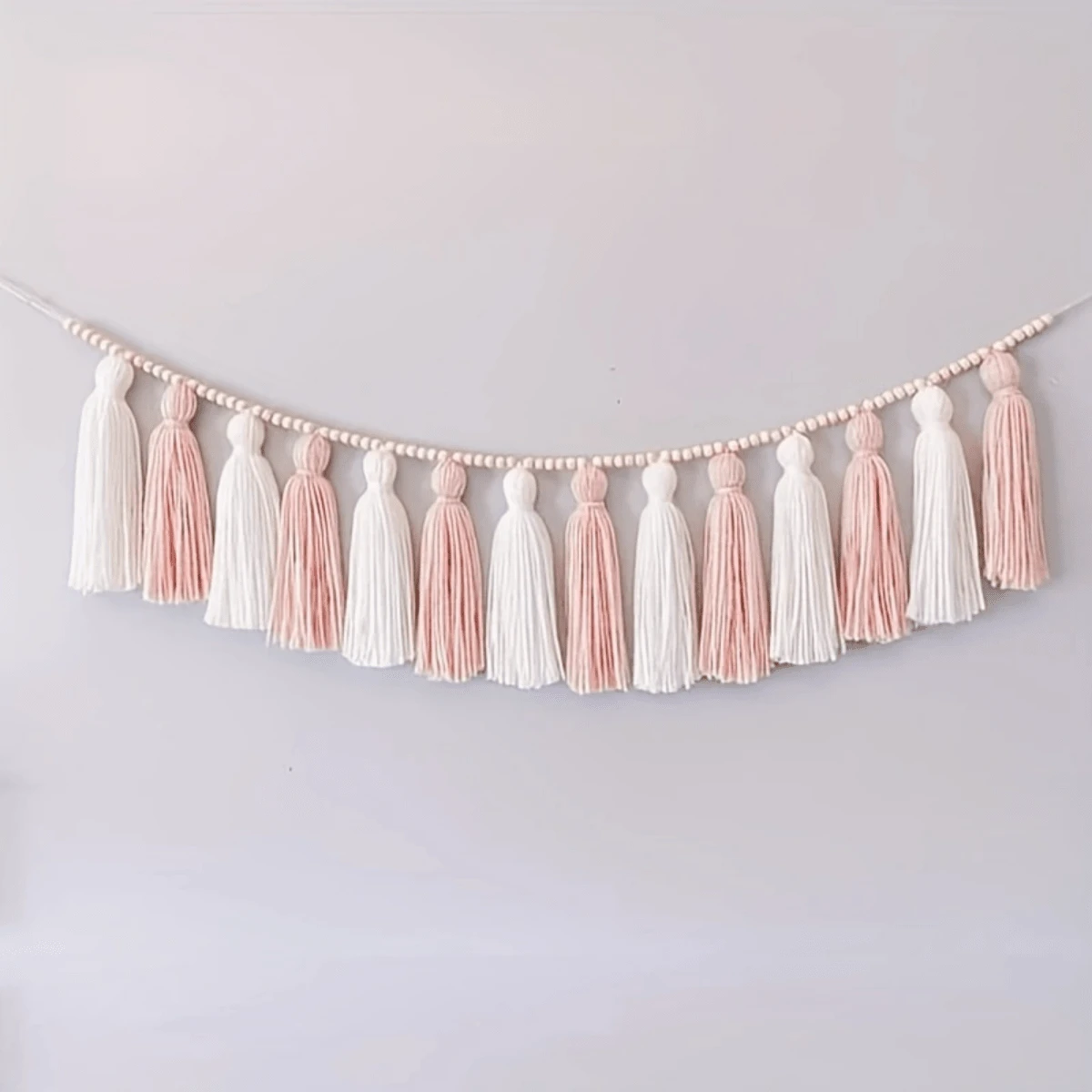 1 pieza Corona de flores con flecos y cuentas de madera, decoración de estilo bohemio para habitación de niña, habitación de bebé, ducha, habitación, aula, decoración de granero de otoño, decoración, regalo de Año Nuevo, decoración estética de habitación, decoración del hogar, decoración de pared