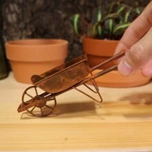 1入組生鏽微型狹車/馬車,妖精花園/庭院迷你車,復古金屬微型創意供品/工藝品,適用於花園/園藝玻璃屋裝飾配件 - Wheelbarrow (13.5 x 4.5 x 5.0cm) - 查看 6