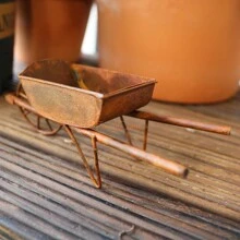 1入組生鏽微型狹車/馬車,妖精花園/庭院迷你車,復古金屬微型創意供品/工藝品,適用於花園/園藝玻璃屋裝飾配件 - Wheelbarrow (13.5 x 4.5 x 5.0cm) - 查看 7