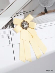 Una Flor de cuello de señoras hecho a mano retro con incrustaciones de perlas de imitación y diamantes de imitación en una cinta de jengibre