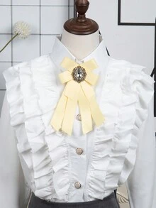 Una Flor de cuello de señoras hecho a mano retro con incrustaciones de perlas de imitación y diamantes de imitación en una cinta de jengibre