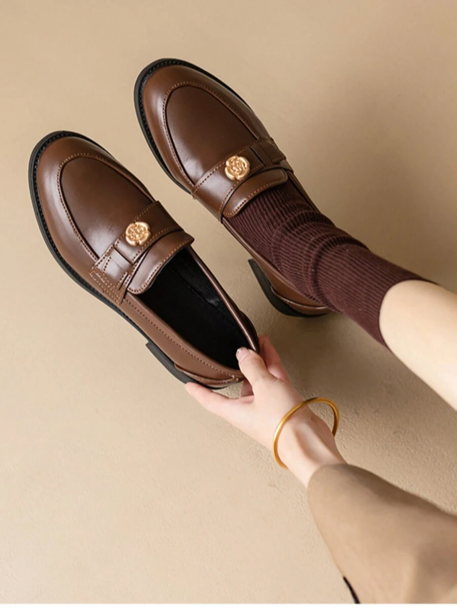 女士pu皮粗跟便鞋,具有小而精致的設計感,英國風格的圓頭復古懶人鞋,適用於春秋季節 - 棕色 - 查看 1