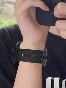 1条男女通用表带，兼容苹果手表，黑色运动硅胶表带，兼容苹果手表44mm、42mm、40mm、38mm、41mm、45mm、46mm、49mm尺寸，时尚智能手表表带，适用于SE3、Series 10、Series 11、Ultra3、SE 8、7、6、5、4、3、2、1等型号。 - 黑色 - 查看 4