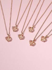 Tsnamer 1 件精美金色首字母项链心形雕刻 26 个字母 A-Z 和花朵项链适合女士日常装饰情人节、妈妈、母亲、母亲节、礼物