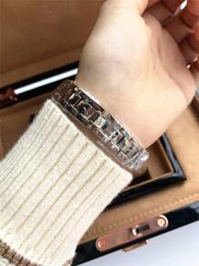 Pablo Raez 1 Đồng hồ nữ Đồng hồ vàng Đồng hồ đeo tay hình vuông dành cho nữ với thạch anh và vỏ thép không gỉ Sus304 màu bạc, Bộ sưu tập J12 Phong cách thanh lịch Mặt số trắng Đồng hồ đeo tay điện tử thạch anh tối giản, không thấm nước, thích hợp cho cuộc sống hàng ngày, công việc, tiệc tùng, ngày lễ tình nhân, quà tặng cao cấp cho phụ nữ ngày lễ - Bạc - Xem 4