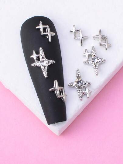 15 قطعة نجوم كبيرة لامعة، 10 قطع نجوم صغيرة لامعة و 5 قطع نجوم فضية لامعة بطراز باروك بسيط وجميل للنساء، يمكن استخدامها لتزيين الأظافر DIY، للاستخدام اليومي والأعياد والتنقل. يمكن استخدامها مع تزيينات الأظافر أو قطع الأظافر في المنزل. تميمة الأظافر، أحجار الأظافر، لوازم الأظافر