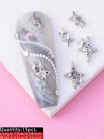 15 piezas Grandes estrellas de brillo de aleación, 10 piezas Pequeñas estrellas de brillo y 5 piezas Sencillas y lindas estrellas de brillo de estilo barroco plateado para mujeres, se pueden usar para decoraciones de uñas DIY, diario, vacaciones, viajes. Se pueden usar para combinar con decoraciones de uñas o piezas de uñas en casa. Encantos para uñas, gemas para uñas, suministros para uñas