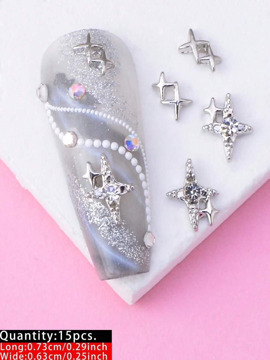 15 قطعة نجوم كبيرة لامعة، 10 قطع نجوم صغيرة لامعة و 5 قطع نجوم فضية لامعة بطراز باروك بسيط وجميل للنساء، يمكن استخدامها لتزيين الأظافر DIY، للاستخدام اليومي والأعياد والتنقل. يمكن استخدامها مع تزيينات الأظافر أو قطع الأظافر في المنزل. تميمة الأظافر، أحجار الأظافر، لوازم الأظافر