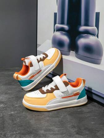 1 par atletiska skateboardskor för barn, färgblock blandade fritidssportskor, moderiktig design med krok- och öglerem för lätt på- och avstigning, lätta anti-halk andningsbara utomhusskor, lämplig för pojkar och flickor i åldern 8-14 år