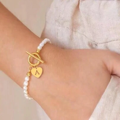 1入不鏽鋼心形字母吊墜扣環，帶假珍珠手鍊配戴女士