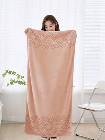 1条珊瑚粉色浴巾，LOVE字母图案，聚酯纤维材质，长方形，尺寸80*160厘米（可放大使用），也可作为洗脸擦手的小毛巾，尺寸34*75厘米。适合男女情侣、家庭成人使用，四季皆宜。速干、吸水性强、柔软舒适。适用于浴室、酒店、健身房、节日、派对、游泳池、海滩等场所，是家居浴室装饰、返校季、美容院、酒店、运动场所、家庭必备用品、毛巾、护肤浴巾的理想之选。