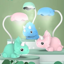 lampara diseño dinosaurio triceratops luz LED tono frio. bateria recargable con USB de alta duracion. pequeño y ligero para buró, escritorio de recamara u oficina. cuello flexible 360° - Rosa - Ver 5
