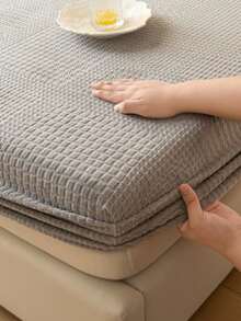 新款高克重奶絨雕花床上四件組，包括一張床襯和兩個枕套。讓它成為您冬夜床上的小太陽，感受舒適溫暖的感覺。易拆卸和洗滌，具有高彈性和耐久性。奶絨床上四件組為您提供了一個舒適的冬夜。易於清潔，不褪色或脫落。 - 幾何-灰 - 查看 4