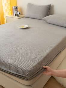 新款高克重奶絨雕花床上四件組，包括一張床襯和兩個枕套。讓它成為您冬夜床上的小太陽，感受舒適溫暖的感覺。易拆卸和洗滌，具有高彈性和耐久性。奶絨床上四件組為您提供了一個舒適的冬夜。易於清潔，不褪色或脫落。 - 幾何-灰 - 查看 5