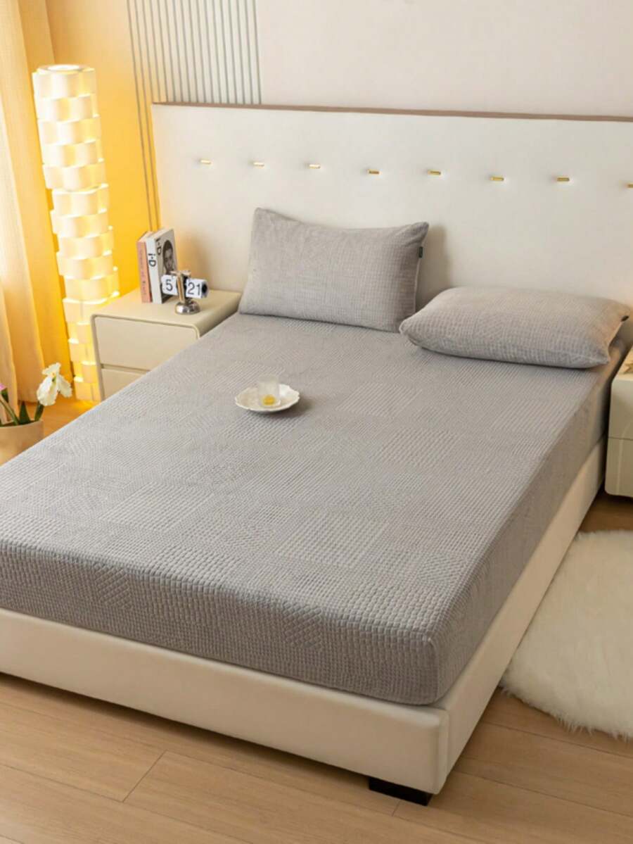 新款高克重奶絨雕花床上四件組，包括一張床襯和兩個枕套。讓它成為您冬夜床上的小太陽，感受舒適溫暖的感覺。易拆卸和洗滌，具有高彈性和耐久性。奶絨床上四件組為您提供了一個舒適的冬夜。易於清潔，不褪色或脫落。 - 幾何-灰 - 查看 1