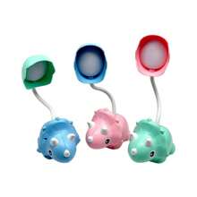 lampara diseño dinosaurio triceratops luz LED tono frio. bateria recargable con USB de alta duracion. pequeño y ligero para buró, escritorio de recamara u oficina. cuello flexible 360° - Rosa - Ver 4
