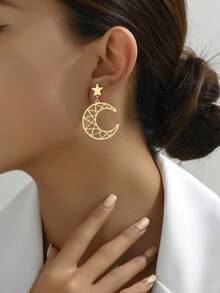 1雙精緻時尚的空心月形吊墜耳環,設計可愛,適合女性在約會、派對上配戴,感恩節禮物首選