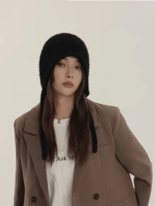 1件女式簡約時尚毛絨柔軟帶蝴蝶結細節針織耳掩帽，適合冬季日常穿著休閒