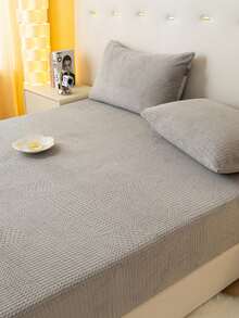 新款高克重奶絨雕花床上四件組，包括一張床襯和兩個枕套。讓它成為您冬夜床上的小太陽，感受舒適溫暖的感覺。易拆卸和洗滌，具有高彈性和耐久性。奶絨床上四件組為您提供了一個舒適的冬夜。易於清潔，不褪色或脫落。 - 幾何-灰 - 查看 3