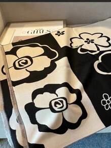 1入女性時尚山茶花印花假絨毛保暖披肩圍巾,適合日常穿著 - 黑色 - 查看 5