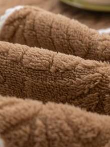 1 Pièce Housse De Coussin De Canapé En Peluche Antidérapante Avec Motif De Couleur Unie Et Fleur Concisa Et Technique De Jacquard 3d Pour Salon, Chambre À Coucher. Lavable En Machine, Adapté À Toutes Les Saisons