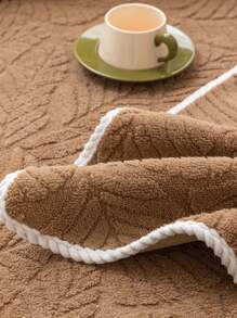1 Pièce Housse De Coussin De Canapé En Peluche Antidérapante Avec Motif De Couleur Unie Et Fleur Concisa Et Technique De Jacquard 3d Pour Salon, Chambre À Coucher. Lavable En Machine, Adapté À Toutes Les Saisons