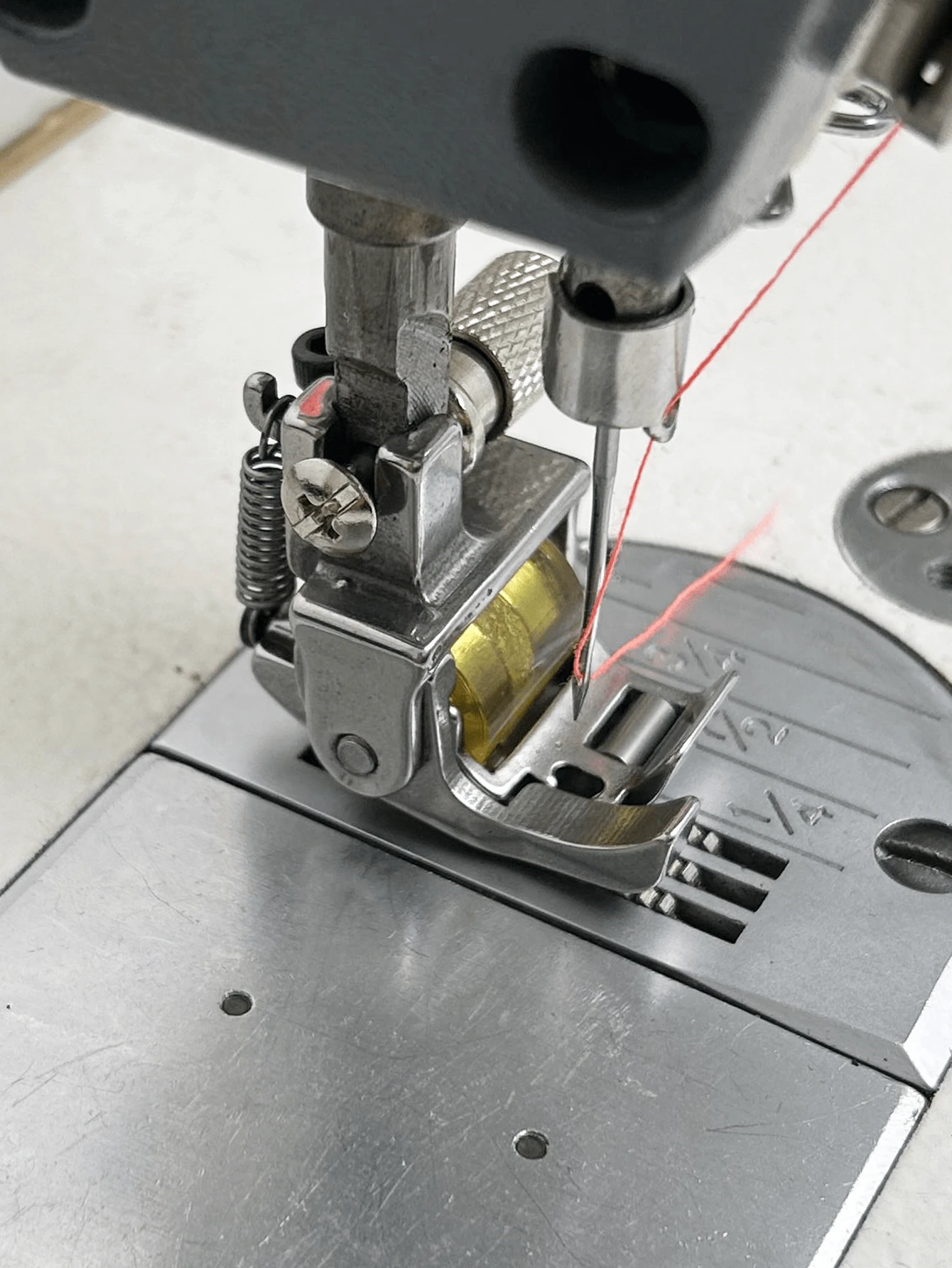 1入組帶有塑料滾輪的縫紉機壓腳,工業壓腳,捲邊腳,可調節用於皮革,窗簾,羽絨衣等。滾輪不會損壞織物。 - 1套(1pcs) - 查看 1