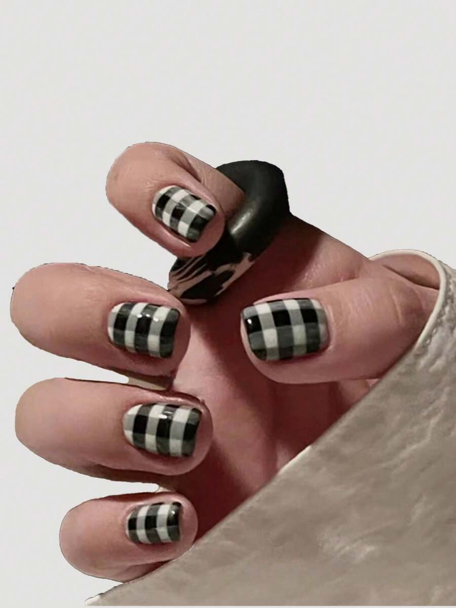 mejora su estilo - 24 piezas corto de cuadros Uñas Set ( ) + 1 rollo de Cinta de uñas + 1 pieza Limas para uñas incluido - Blanco y Negro - Ver 1