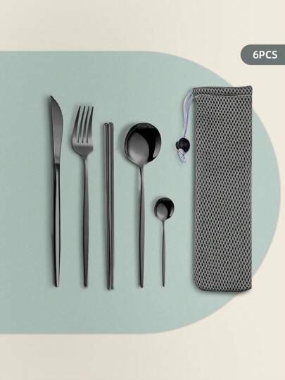 6件套不锈钢便携式葡萄牙餐具套装，包括大叉、大勺、甜点勺、6双筷子、灰色网状收纳袋，适合户外露营、野餐、学生、上班族、食堂等场合使用。