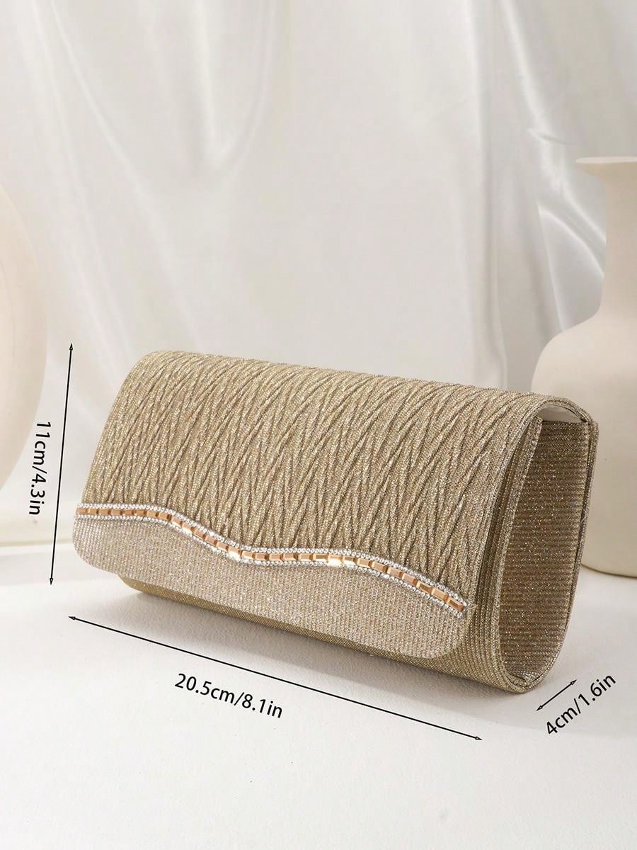 Bello Uso Della Donna Occhiali Da Sole, Cappello Di Paglia E Gonna Barrata Con La Frizione Della Borsa Image60121293