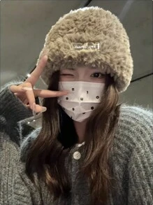 可愛的1入組女式毛絨帽，帽子上有標誌，時尚休閒，適用於冬季保暖和日常配搭 - 駝色 - 查看 2