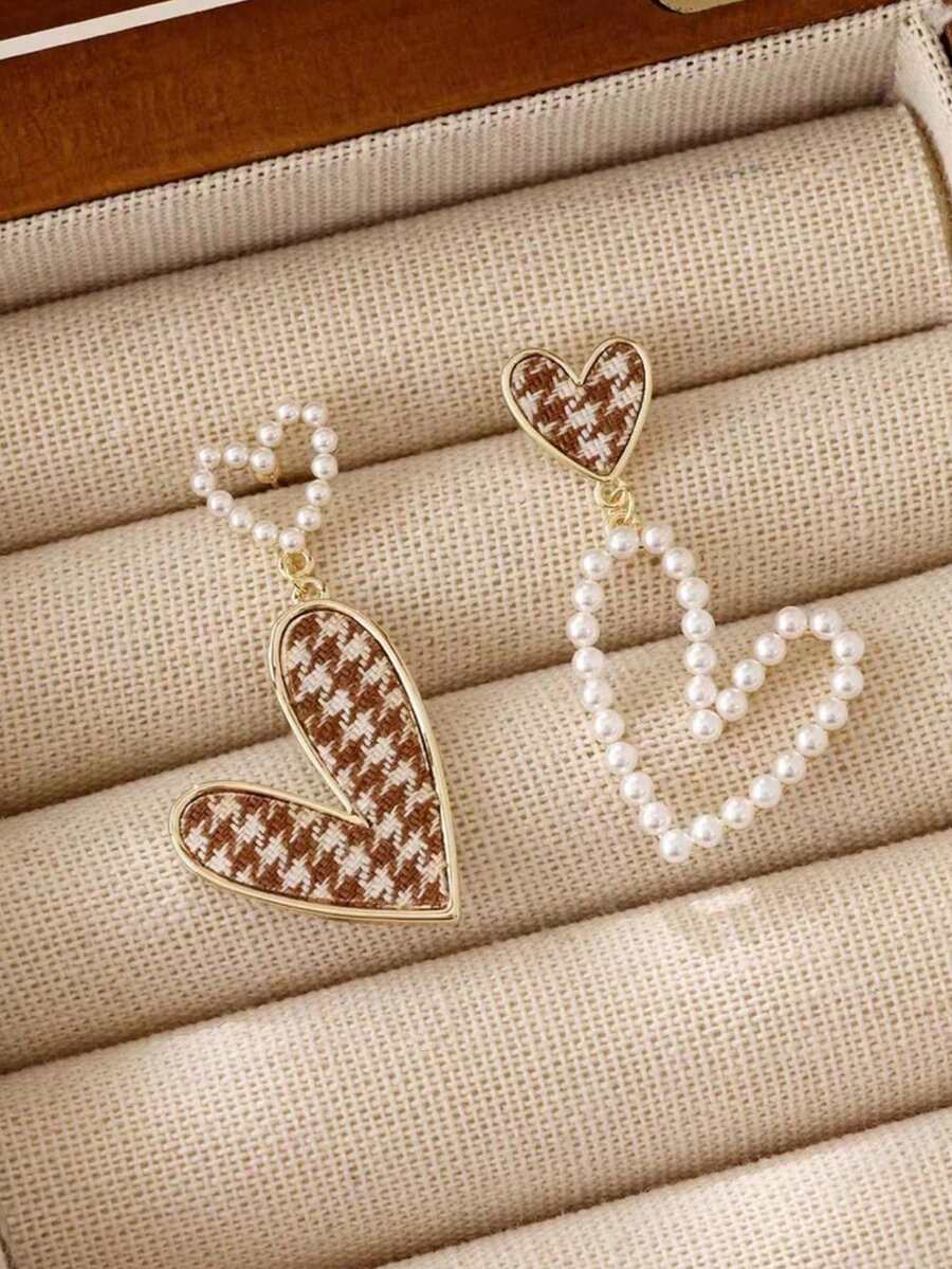 925銀針愛心形珍珠耳環,非對稱格紋設計,適合女士時尚秋冬耳飾