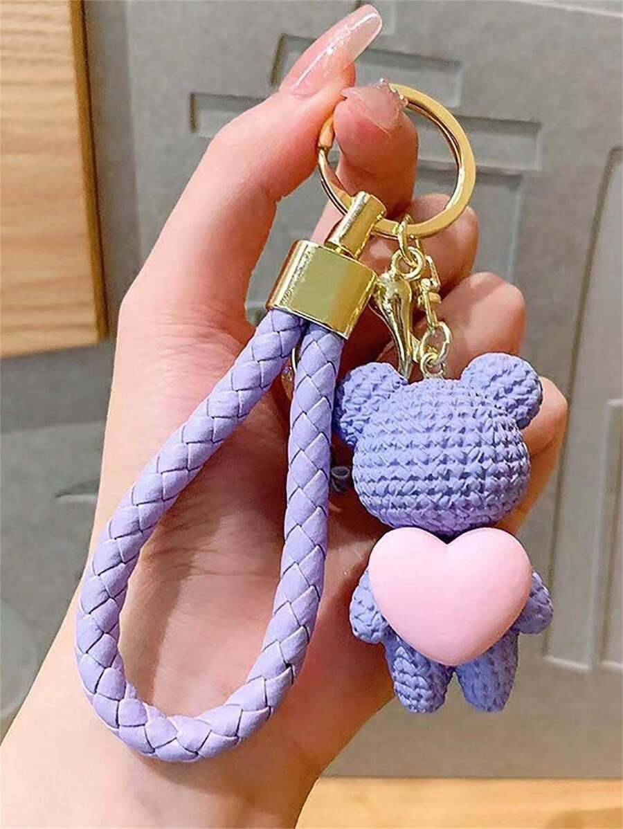 可爱创意紫色爱心泰迪熊造型钥匙扣，时尚卡通娃娃汽车钥匙扣、包包挂饰，适合日常使用或作为情侣情人节礼物，也可作为汽车配件、背包挂饰、学生装、哥特风、Y2K风格、万圣节配饰、教师节礼物、圣诞节礼物、带证件夹的包包挂绳、汽车配件、包包挂饰、送给朋友或姐妹的礼物。