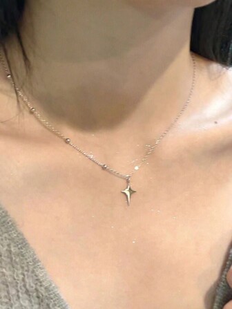 1個女士非對稱與獨特的星爆設計項鍊,簡單且極簡鎖骨鏈