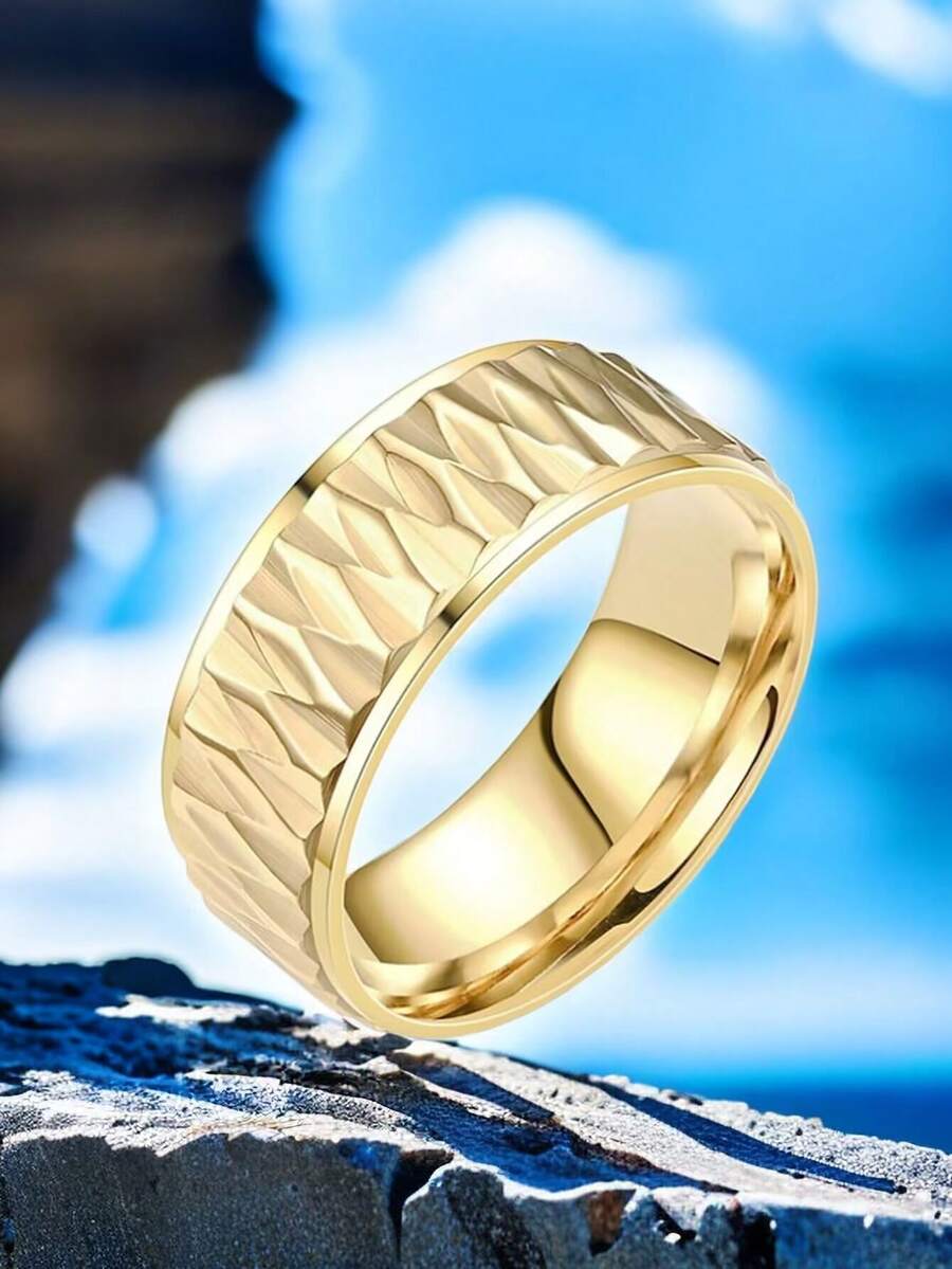 1個時尚鈦鋼戒指,帶有鑽石形狀的三角剪口,適用於商務或休閒服裝,是情人節、派對配件、情侶珠寶的完美選擇,男女皆宜,是受歡迎的禮物和多用途的手飾