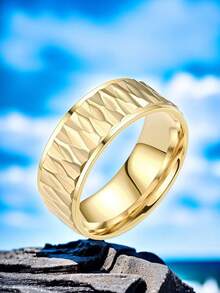 1個時尚鈦鋼戒指,帶有鑽石形狀的三角剪口,適用於商務或休閒服裝,是情人節、派對配件、情侶珠寶的完美選擇,男女皆宜,是受歡迎的禮物和多用途的手飾