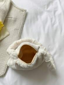 時尚毛絨愛心紋肩背包,也可作為手提包或斜跨包。實色長條包設計,毛茸茸的細節適合休閒穿著 - 白色 - 查看 4