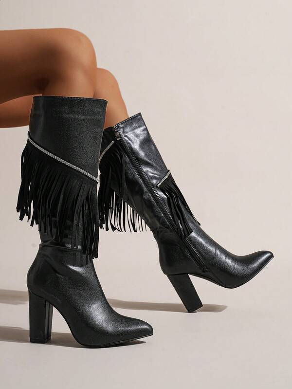 Stivali alti da donna con punta affusolata, design con frange e cerniera laterale