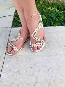 Rasteira de pedras brancas rasteirinha elegante sandália feminina confortável