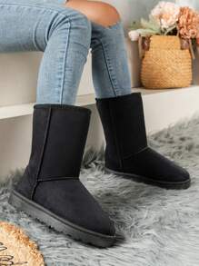 女性時尚雪地靴