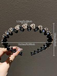 1枚極簡主義心形女式髮箍，適用於髮型造型