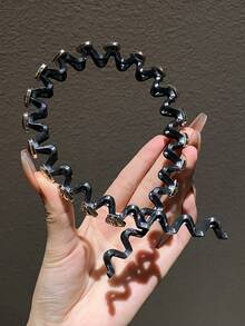 1枚極簡主義心形女式髮箍，適用於髮型造型